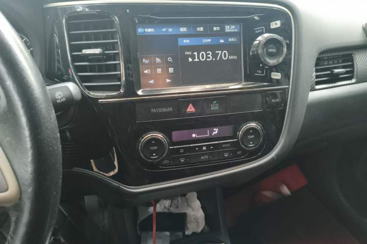 Used Mitsubishi Outlander 2013 2.4L Four-Wheel Drive Luxury Navigation Version 7 Seats Audio And AC Panel