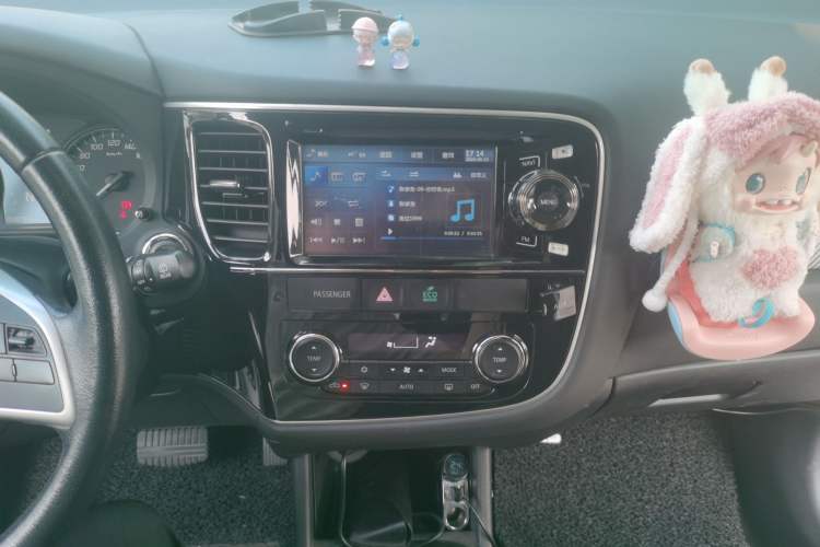 Used Mitsubishi Outlander 2013 2.4L 4x4 Luxury Navigation Edition 5 Seats Audio And AC Panel