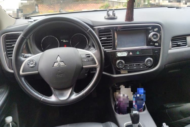 Used Mitsubishi Outlander 2013 2.4L 4x4 Luxury Navigation Edition 5 Seats Center Console