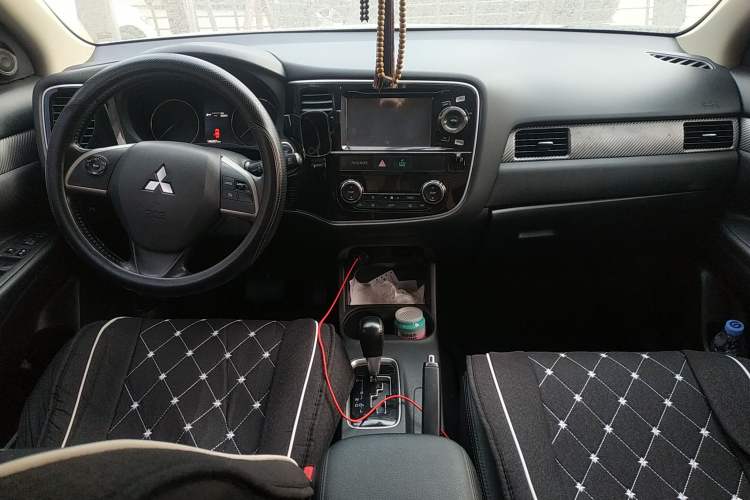 Used Mitsubishi Outlander 2013 2.4L 4x4 Luxury Navigation Edition 5 Seats Center Console