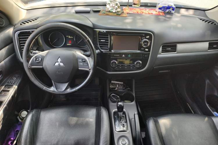 Used Mitsubishi Outlander 2013 2.4L 4x4 Luxury Navigation Edition 5 Seats Center Console
