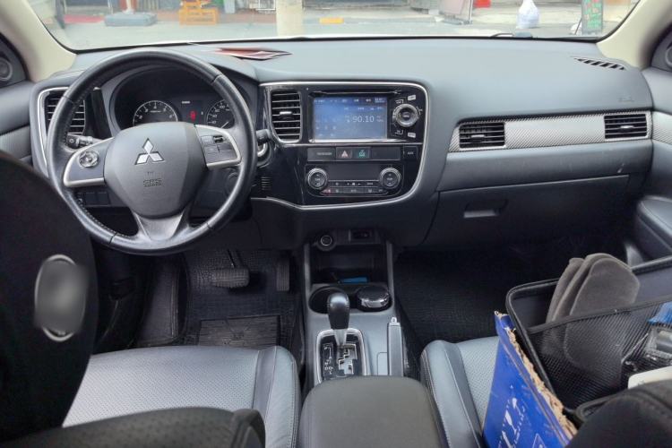 Used Mitsubishi Outlander 2013 2.4L 4x4 Luxury Navigation Edition 5 Seats Center Console