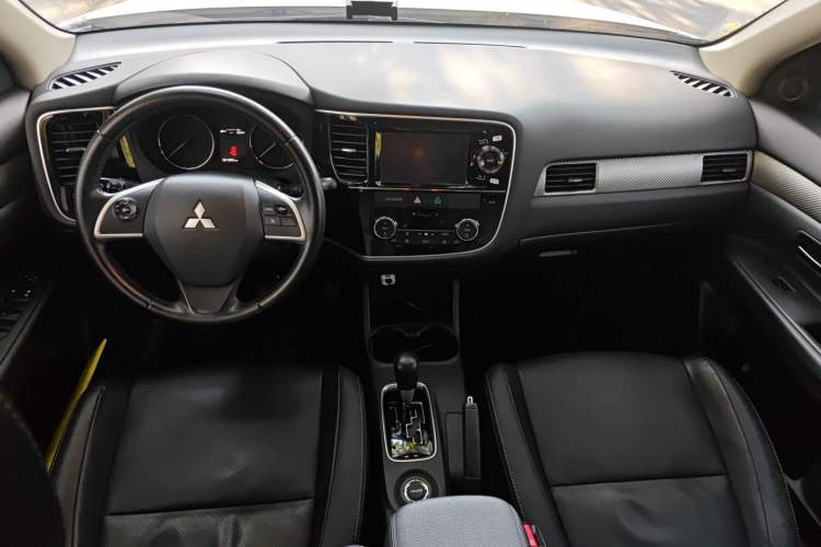 Used Mitsubishi Outlander 2013 2.4L 4x4 Luxury Navigation Edition 5 Seats Center Console