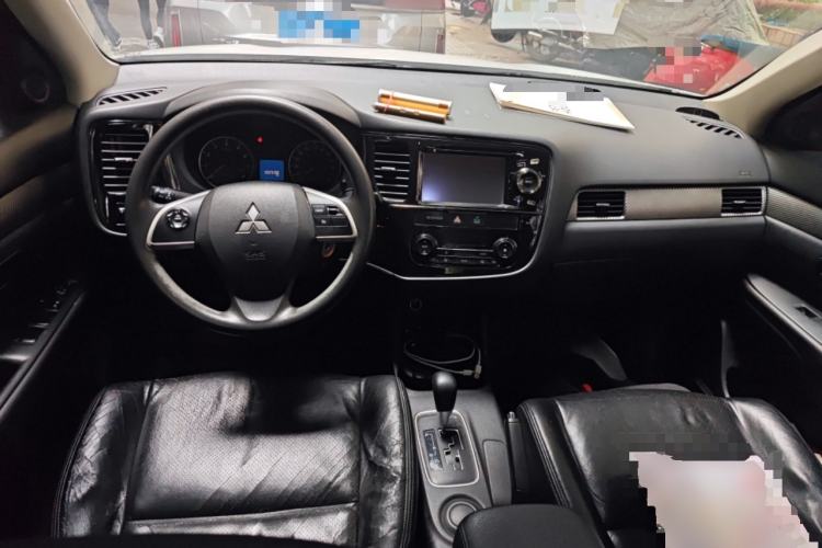 Used Mitsubishi Outlander 2013 2.0L Two-Wheel Drive Sport Navigation Version 5 Seats Center Console