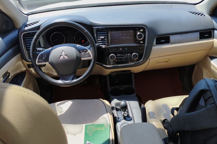Used Mitsubishi Outlander 2013 2.4L Four-Wheel Drive Luxury Navigation Version 7 Seats Center Console