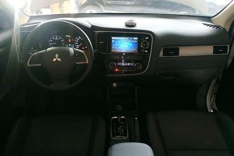 Used Mitsubishi Outlander 2013 2.4L Four-Wheel Drive Luxury Navigation Version 7 Seats Center Console