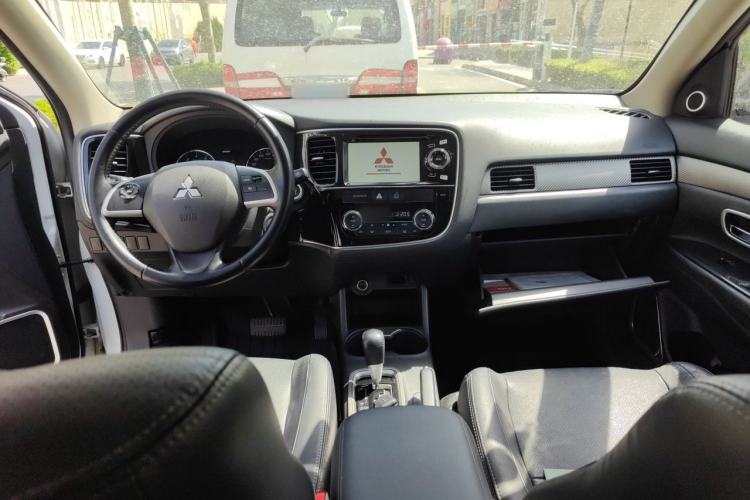 Used Mitsubishi Outlander 2013 2.4L 4x4 Luxury Navigation Edition 5 Seats Center Console