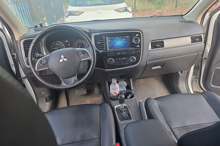 Used Mitsubishi Outlander 2013 2.4L Four-Wheel Drive Luxury Navigation Version 7 Seats Center Console