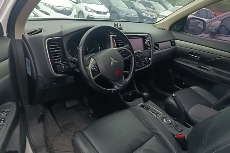 Used Mitsubishi Outlander 2013 2.4L 4x4 Luxury Navigation Edition 5 Seats Center Console