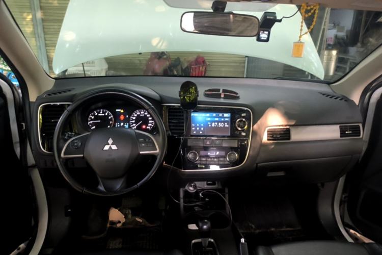 Used Mitsubishi Outlander 2013 2.4L 4x4 Luxury Navigation Edition 5 Seats Center Console
