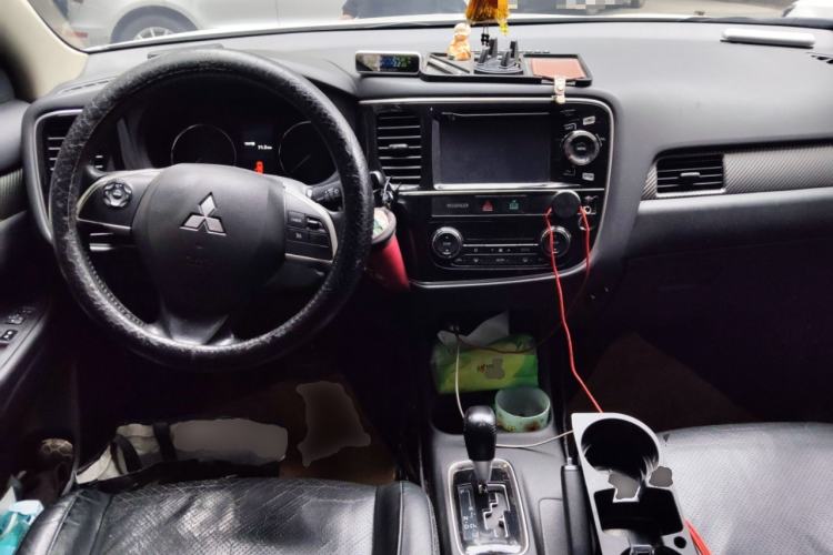 Used Mitsubishi Outlander 2013 2.4L Four-Wheel Drive Luxury Navigation Version 7 Seats Center Console