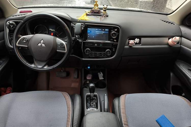 Used Mitsubishi Outlander 2013 2.4L 4x4 Luxury Navigation Edition 5 Seats Center Console