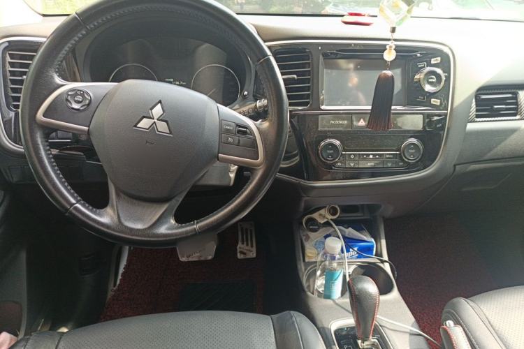 Used Mitsubishi Outlander 2013 2.4L 4x4 Luxury Navigation Edition 5 Seats Center Console
