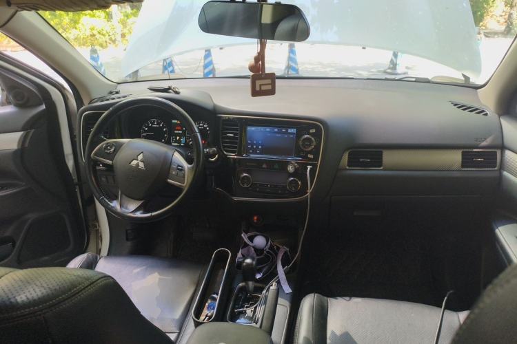 Used Mitsubishi Outlander 2013 2.4L Four-Wheel Drive Luxury Navigation Version 7 Seats Center Console