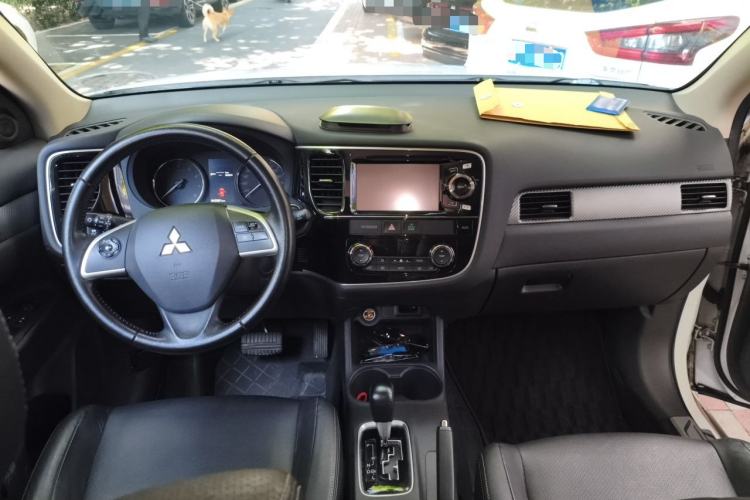 Used Mitsubishi Outlander 2013 2.4L 4x4 Luxury Navigation Edition 5 Seats Center Console