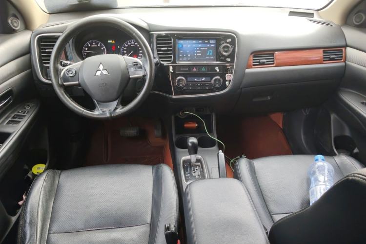 Used Mitsubishi Outlander 2013 2.4L Four-Wheel Drive Luxury Navigation Version 7 Seats Center Console