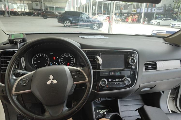 Used Mitsubishi Outlander 2013 2.4L Four-Wheel Drive Luxury Navigation Version 7 Seats Center Console