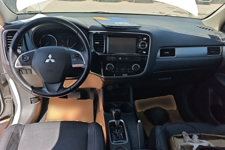 Used Mitsubishi Outlander 2013 2.4L 4x4 Luxury Navigation Edition 5 Seats Center Console
