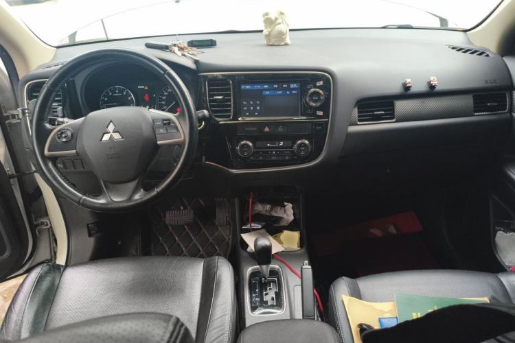 Used Mitsubishi Outlander 2013 2.4L Four-Wheel Drive Luxury Navigation Version 7 Seats Center Console