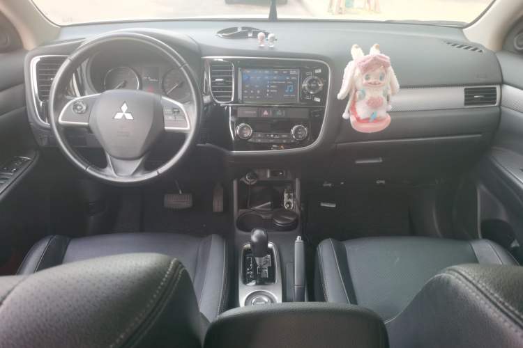 Used Mitsubishi Outlander 2013 2.4L 4x4 Luxury Navigation Edition 5 Seats Center Console