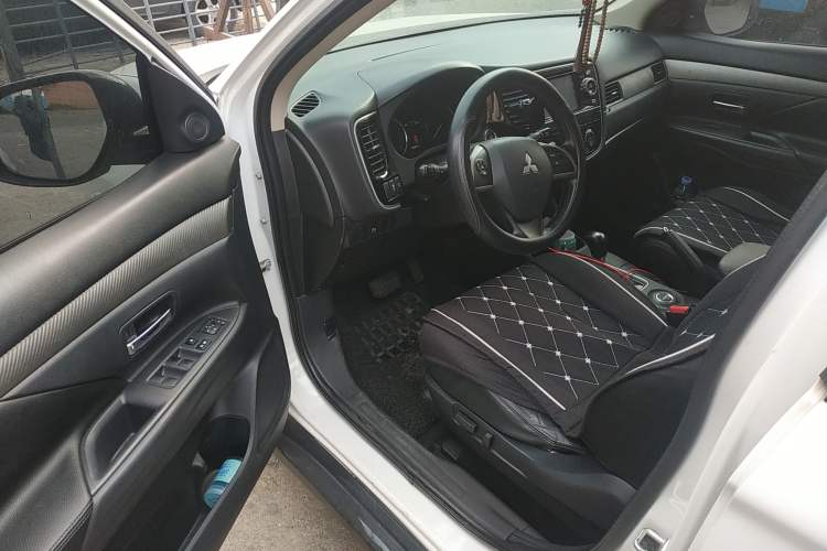 Used Mitsubishi Outlander 2013 2.4L 4x4 Luxury Navigation Edition 5 Seats Driver Seat