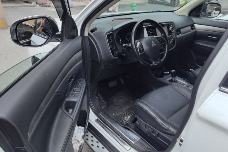 Used Mitsubishi Outlander 2013 2.4L 4x4 Luxury Navigation Edition 5 Seats Driver Seat