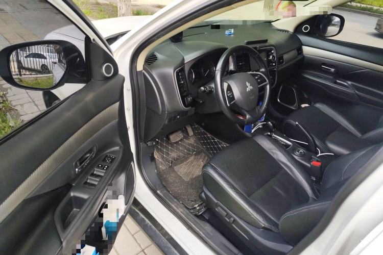 Used Mitsubishi Outlander 2013 2.4L 4x4 Luxury Navigation Edition 5 Seats Driver Seat