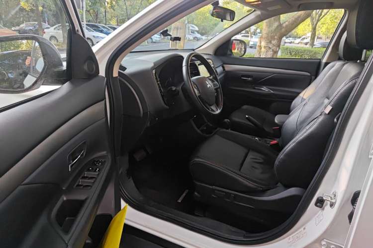 Used Mitsubishi Outlander 2013 2.4L 4x4 Luxury Navigation Edition 5 Seats Driver Seat