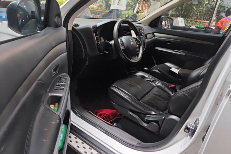 Used Mitsubishi Outlander 2013 2.0L Two-Wheel Drive Sport Navigation Version 5 Seats Driver Seat