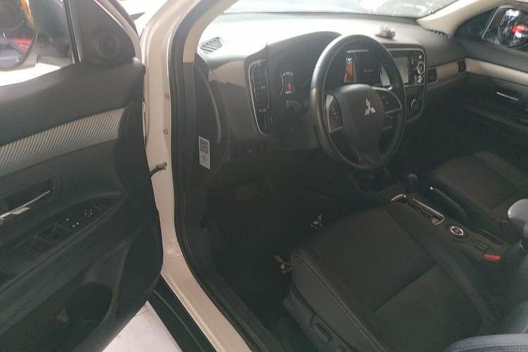 Used Mitsubishi Outlander 2013 2.4L Four-Wheel Drive Luxury Navigation Version 7 Seats Driver Seat