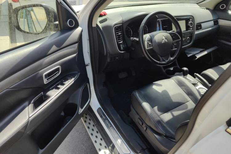 Used Mitsubishi Outlander 2013 2.4L 4x4 Luxury Navigation Edition 5 Seats Driver Seat