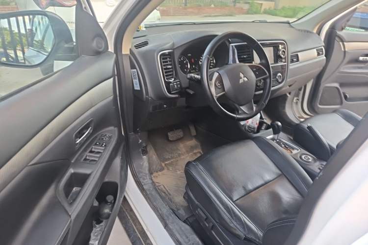 Used Mitsubishi Outlander 2013 2.4L Four-Wheel Drive Luxury Navigation Version 7 Seats Driver Seat