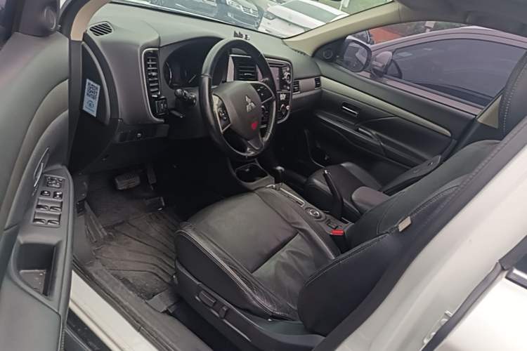 Used Mitsubishi Outlander 2013 2.4L 4x4 Luxury Navigation Edition 5 Seats Driver Seat