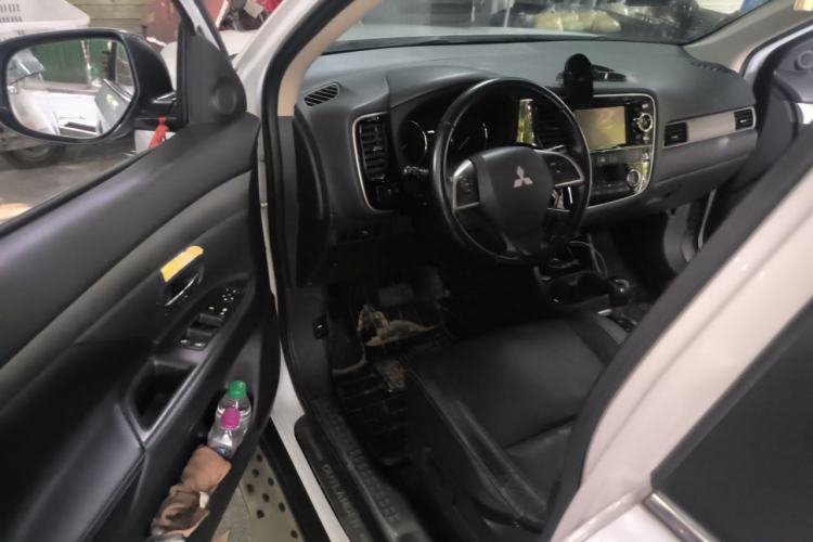 Used Mitsubishi Outlander 2013 2.4L 4x4 Luxury Navigation Edition 5 Seats Driver Seat