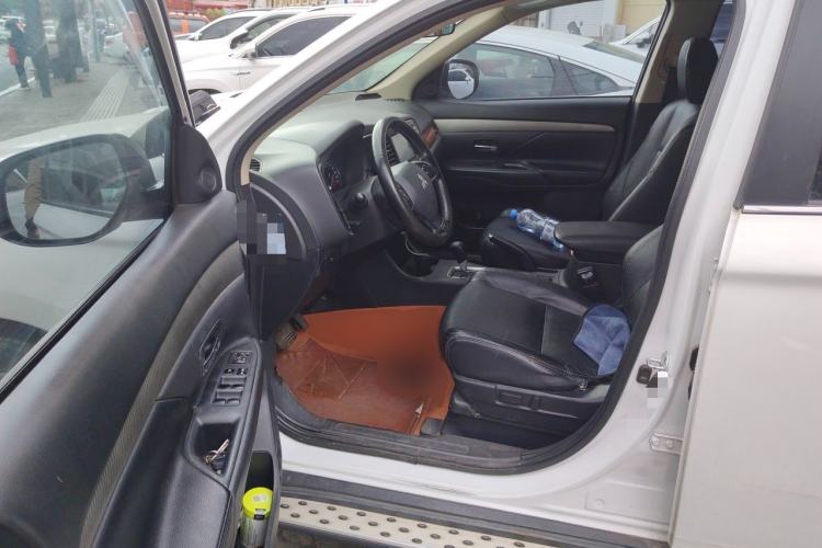 Used Mitsubishi Outlander 2013 2.4L Four-Wheel Drive Luxury Navigation Version 7 Seats Driver Seat