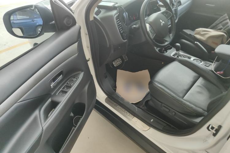 Used Mitsubishi Outlander 2013 2.4L Four-Wheel Drive Luxury Navigation Version 7 Seats Driver Seat