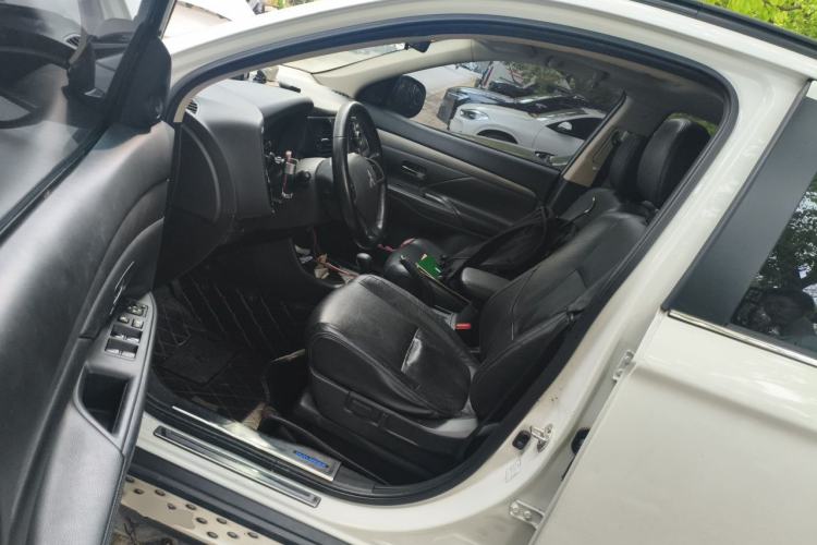 Used Mitsubishi Outlander 2013 2.4L Four-Wheel Drive Luxury Navigation Version 7 Seats Driver Seat