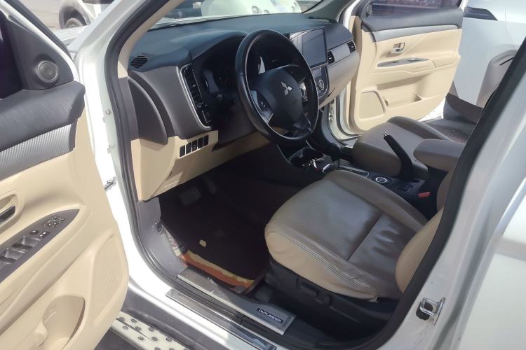 Used Mitsubishi Outlander 2013 2.4L 4x4 Luxury Navigation Edition 5 Seats Driver Seat