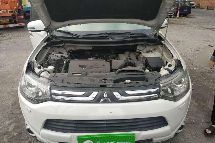 Used Mitsubishi Outlander 2013 2.4L 4x4 Luxury Navigation Edition 5 Seats Engine Bay