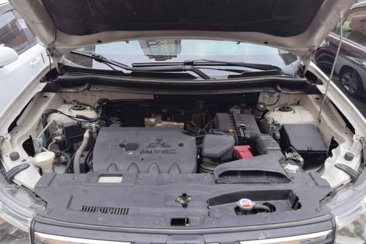 Used Mitsubishi Outlander 2013 2.4L 4x4 Luxury Navigation Edition 5 Seats Engine Bay