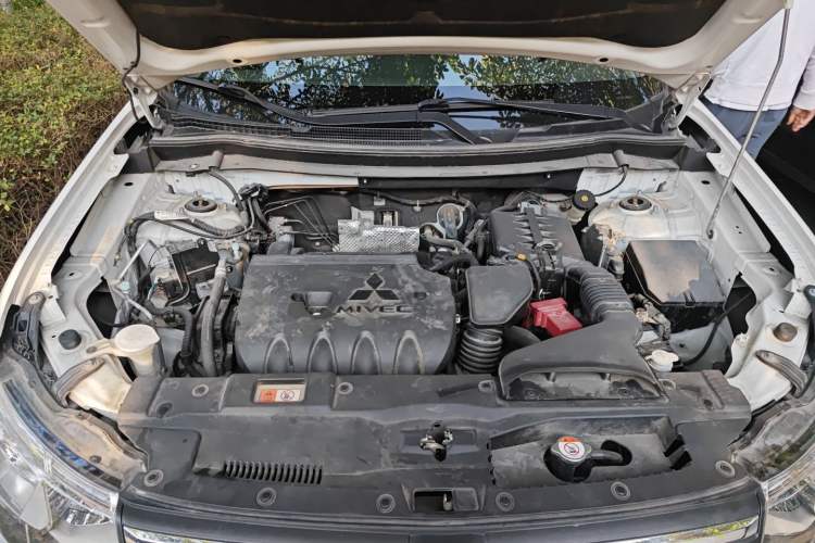 Used Mitsubishi Outlander 2013 2.4L 4x4 Luxury Navigation Edition 5 Seats Engine Bay