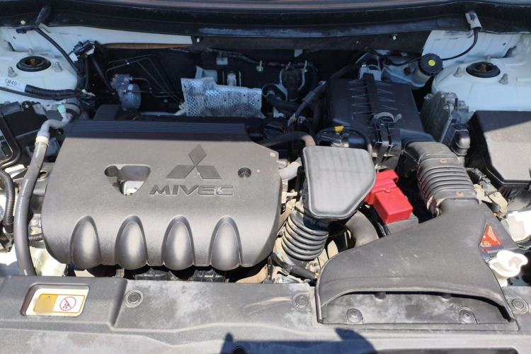 Used Mitsubishi Outlander 2013 2.4L Four-Wheel Drive Luxury Navigation Version 7 Seats Engine Bay