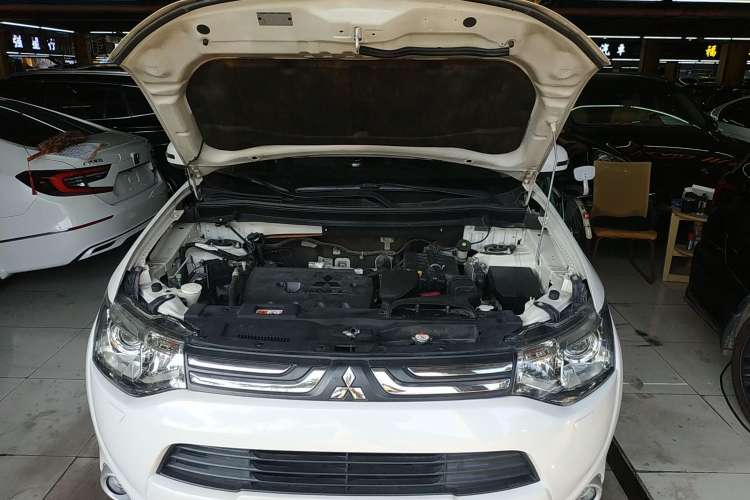 Used Mitsubishi Outlander 2013 2.4L Four-Wheel Drive Luxury Navigation Version 7 Seats Engine Bay