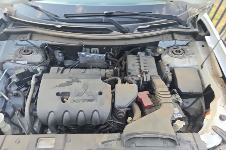 Used Mitsubishi Outlander 2013 2.4L Four-Wheel Drive Luxury Navigation Version 7 Seats Engine Bay