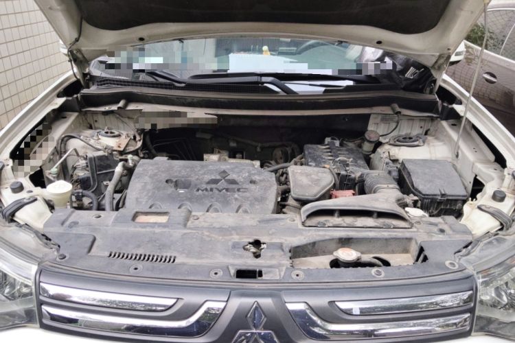 Used Mitsubishi Outlander 2013 2.4L Four-Wheel Drive Luxury Navigation Version 7 Seats Engine Bay
