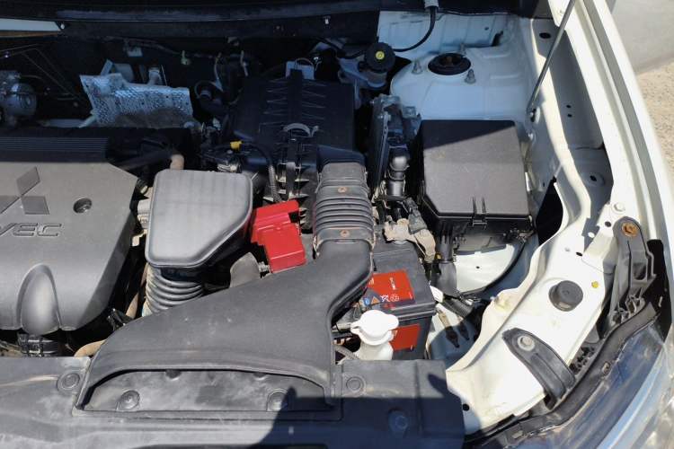 Used Mitsubishi Outlander 2013 2.4L Four-Wheel Drive Luxury Navigation Version 7 Seats Engine Bay Left