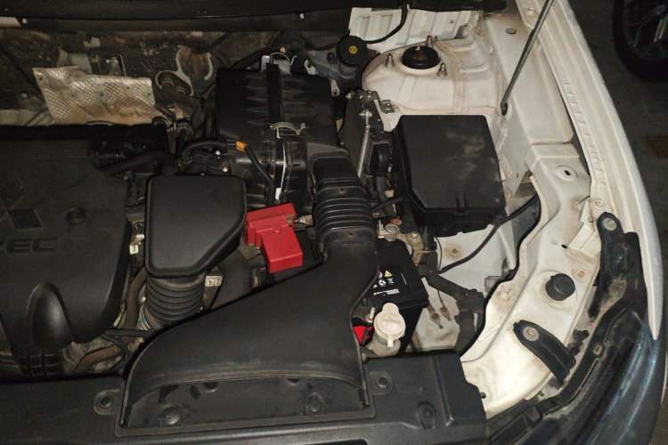 Used Mitsubishi Outlander 2013 2.4L Four-Wheel Drive Luxury Navigation Version 7 Seats Engine Bay Left