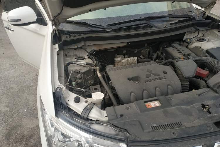 Used Mitsubishi Outlander 2013 2.4L 4x4 Luxury Navigation Edition 5 Seats Engine Bay Right