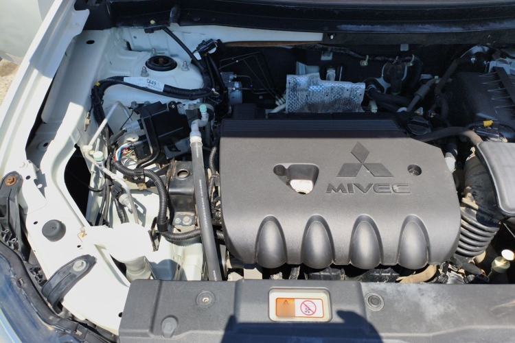 Used Mitsubishi Outlander 2013 2.4L Four-Wheel Drive Luxury Navigation Version 7 Seats Engine Bay Right