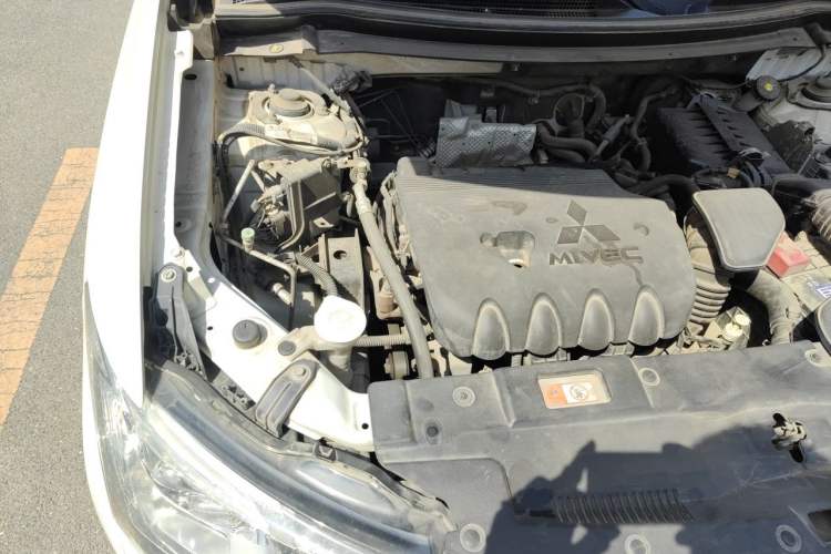 Used Mitsubishi Outlander 2013 2.4L 4x4 Luxury Navigation Edition 5 Seats Engine Bay Right